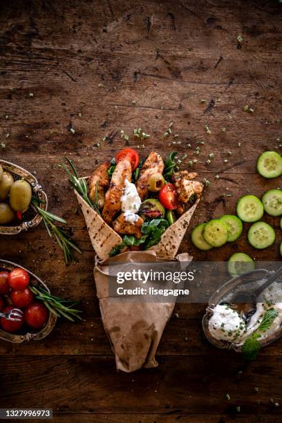 vielfältige keto-gerichte - griechische küche stock-fotos und bilder