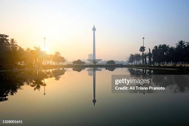 reflection of national monument, jakarta. - national monument 個照片及圖片檔