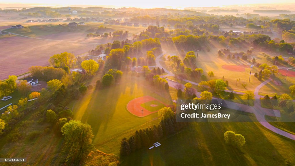 Luftaufnahme des Ballparks bei Sonnenaufgang mit langen Schatten.