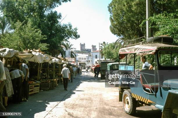 farmers market in bodrum, turkey - 車海老料理 個照片及圖片檔