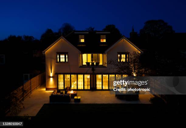 maison de luxe extérieur vue surélevée en soirée - porte d'accès à la terrasse photos et images de collection