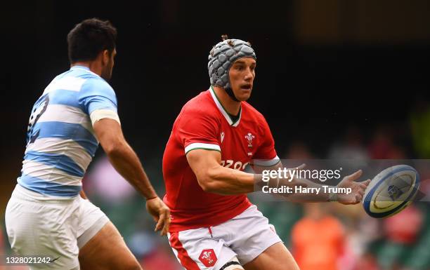 Jonathan Davies of Wales releases the ball whilst under pressure from Jeronimo de la Fuente of Argentina during the International Friendly match...