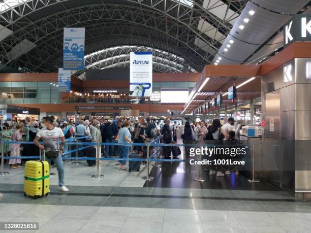 vista interna con segnaletica che mostra i cancelli del volo nell'aeroporto sabiha gokcen, istanbul, turchia - contemporary istanbul foto e immagini stock