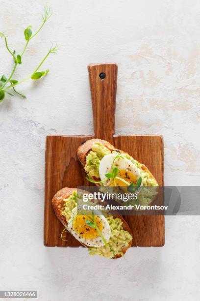 bruschetta with avacado and boiled egg - avocado toast stockfoto's en -beelden