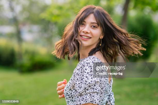 portrait of young and beautiful woman in nature - bobbed hair 個照片及圖片檔