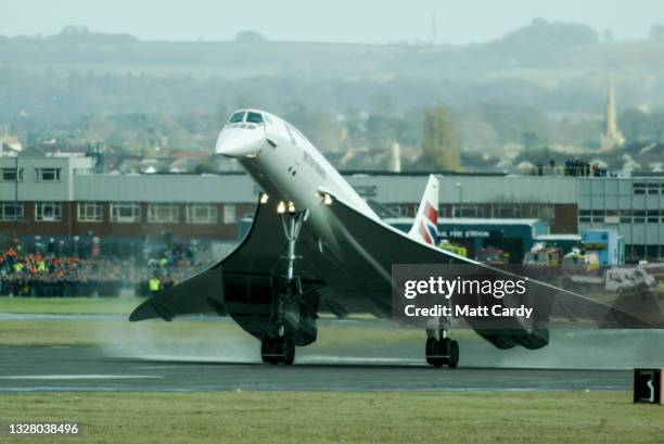 The last Concorde to ever fly, touches down as it lands at Filton airfield on November 23, 2003 in Bristol, England. Concorde 216 Alpha Foxtrot...