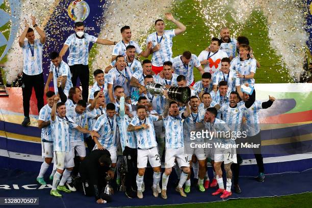 Lionel Messi of Argentina lifts the trophy with teammates after winning the final of Copa America Brazil 2021 between Brazil and Argentina at...