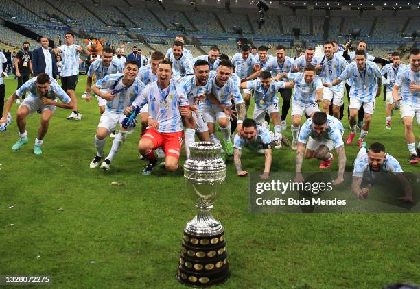 Lionel Messi, Alejandro Gomez, Sergio Agüero, Rodrigo De Paul, Agustín Marchesin of Argentina celebrate with the trophy after winning the final of...