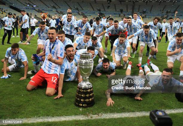 Lionel Messi, Alejandro Gomez, Sergio Agüero, Rodrigo De Paul, Agustín Marchesin of Argentina celebrate with the trophy after winning the final of...