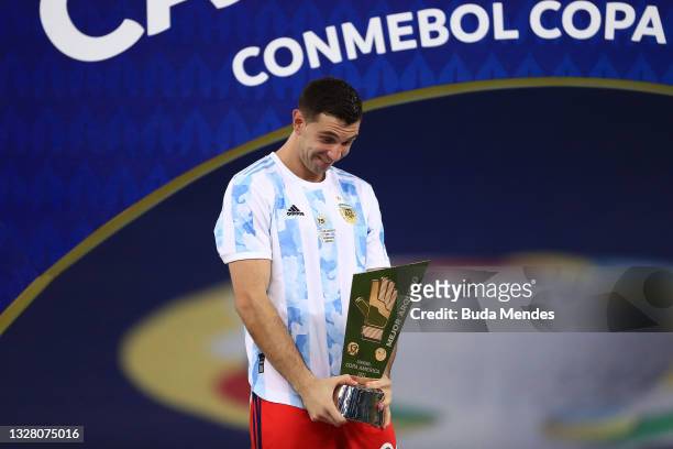 Emiliano Martinez of Argentina smiles with the best goalkeeper award after winning the final of Copa America Brazil 2021 between Brazil and Argentina...