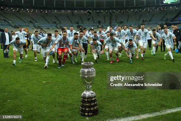 Lionel Messi, Alejandro Gomez, Sergio Agüero, Rodrigo De Paul, Agustín Marchesin of Argentina celebrate with the trophy after winning the final of...