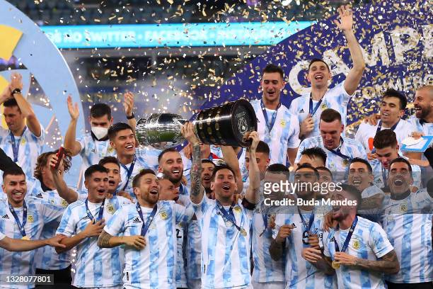 Lionel Messi of Argentina lifts the trophy with teammates after winning the final of Copa America Brazil 2021 between Brazil and Argentina at...