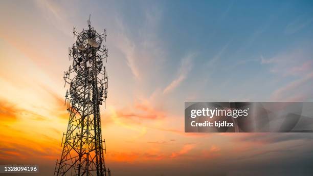 5g sunset cell tower: cellular communications tower for mobile phone and video data transmission - satélite imagens e fotografias de stock