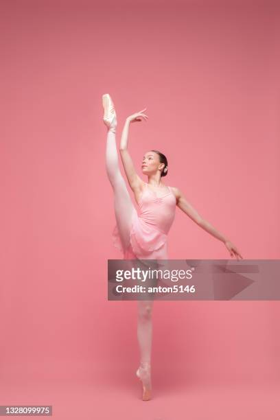 retrato de la joven y elegante bailarina de ballet, bailarina en performance artística aislada sobre fondo rosado de estudio. arte, movimiento, acción, flexibilidad, concepto de inspiración. - teen girls toes fotografías e imágenes de stock