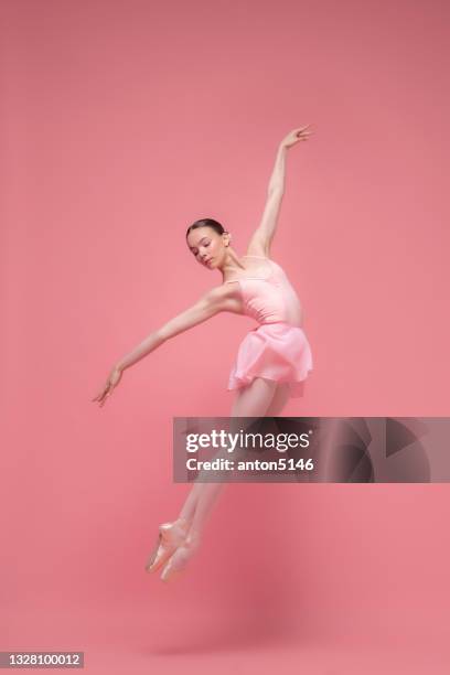 jeune belle danseuse de ballet gracieuse, ballerine dansant isolée sur fond de studio rose. art, mouvement, action, flexibilité, concept d’inspiration. - danse classique photos et images de collection