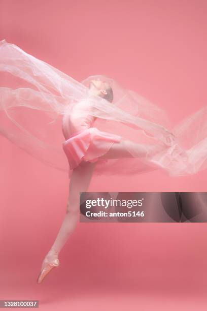 una joven y hermosa bailarina de ballet agraciada bailando con velo blanco aislado sobre fondo rosado del estudio. arte, movimiento, acción, flexibilidad, concepto de inspiración. - teen girls toes fotografías e imágenes de stock