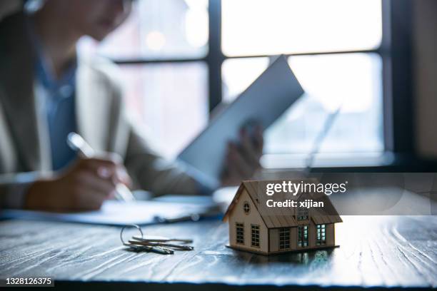 signer un contrat de vente de maison - emprunt immobilier photos et images de collection