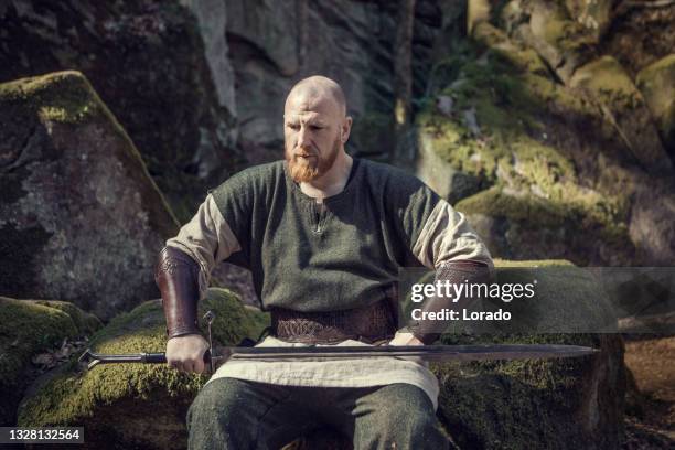 ein hübscher wikingerkrieger in einer fantasy-outdoor-märchenkulisse - traditionally norwegian stock-fotos und bilder