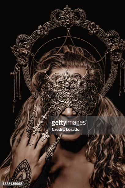 retrato de una hermosa mujer con una máscara enjoyada - viking warrior fotografías e imágenes de stock