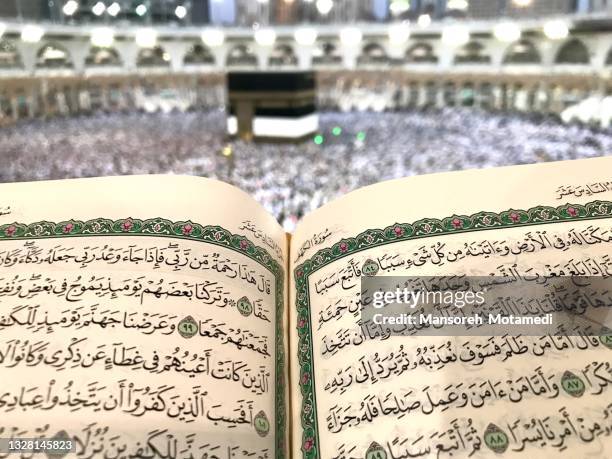 pilgrim is reading quran in masjid alharam - makkah mosque stockfoto's en -beelden