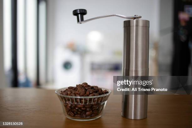 preparing coffee at home, coffee grinder, coffee bean - coffee grinder stock-fotos und bilder