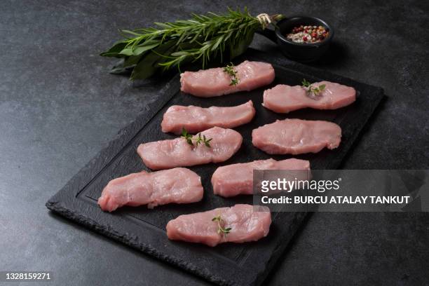 raw fillet steaks - kalfsvlees stockfoto's en -beelden