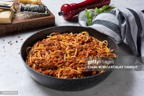 one-pot spaghetti bolognese - pasta with bolognese sauce stock pictures, royalty-free photos & images