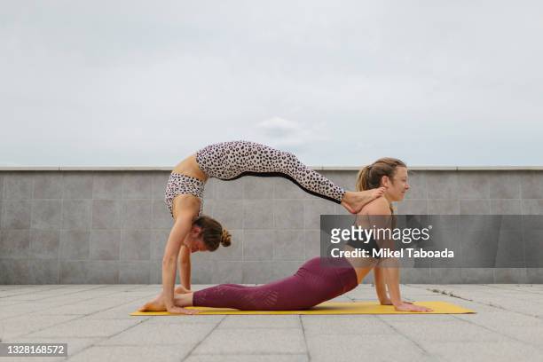 women making acroyoga - acroyoga stock pictures, royalty-free photos & images