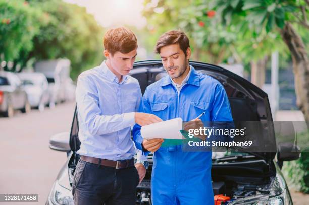 car insurance agents are taking care of customers who have suffered engine system damage. - seguro de automóvil fotografías e imágenes de stock