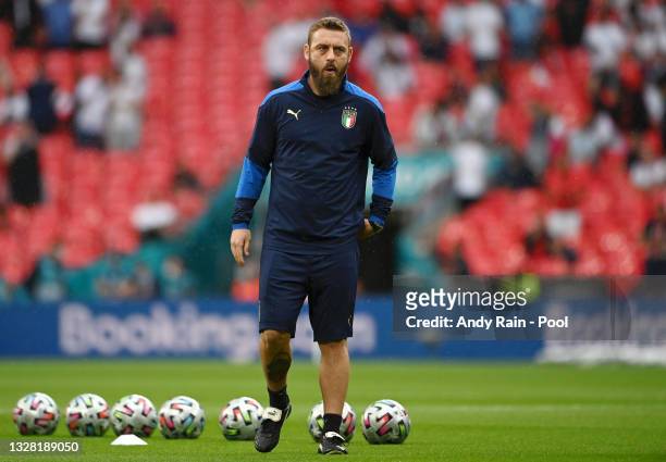 Daniele De Rossi, Coach of Italy looks on prior to the UEFA Euro 2020 Championship Final between Italy and England at Wembley Stadium on July 11,...