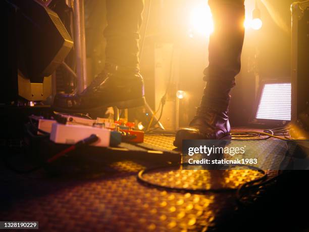 músicos en concierto. - club singer fotografías e imágenes de stock