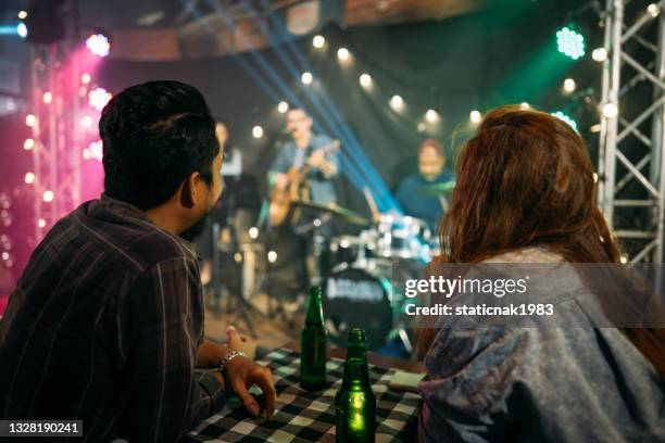 coppia asiatica che festeggia alla festa. - concert foto e immagini stock