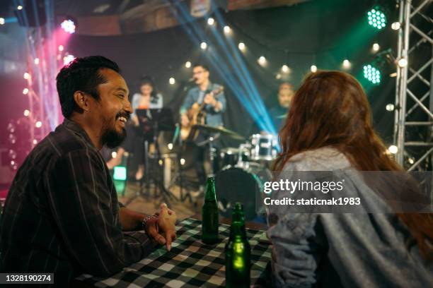 gente de la muchedumbre en el club nocturno. - concierto fotografías e imágenes de stock