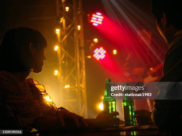 menschenmassen im nachtclub. - music pub stock-fotos und bilder