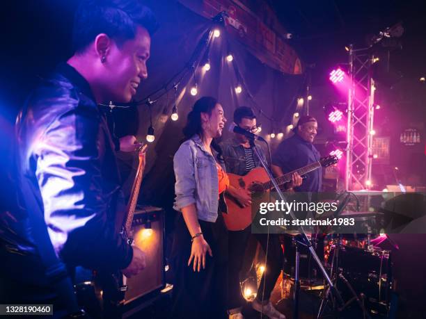 music band performing on stage in night club. - jazz music 個照片及圖片檔