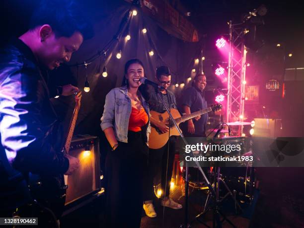 banda de música tocando en el escenario en el club nocturno - acoustic music fotografías e imágenes de stock