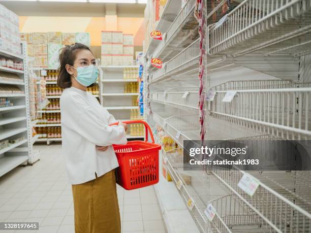 scaffali vuoti della vendita del negozio di merci, vendita negozio vendita vetrine vuote. - acquisti dettati dal panico foto e immagini stock