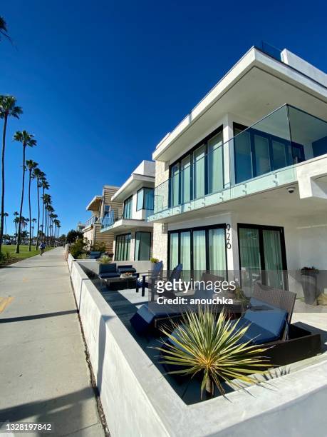 beach houses along newport beach boardwalk, california, usa - newport beach stockfoto's en -beelden