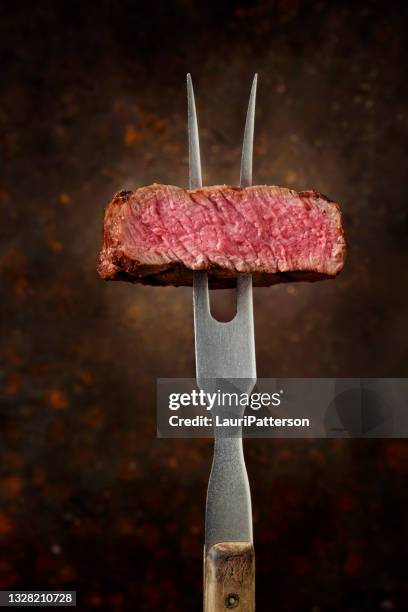 perfect mediom rare top sirlion steak - niet doorbakken stockfoto's en -beelden