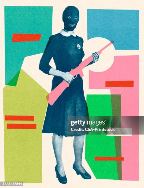 frau, die eine maske trägt und eine waffe hält - skimaske stock-grafiken, -clipart, -cartoons und -symbole