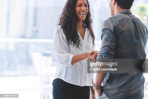 uomo e donna che si stringono la mano - recruiter foto e immagini stock