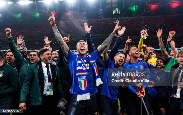 Federico Bernardeschi, Jorginho, Leonardo Spinazzola and Lorenzo Insigne of Italy celebrate their side's victory with team mates and coaching staff...