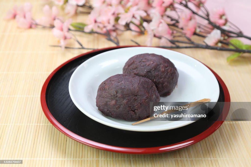 It is a Japanese confectionery using the bean jam