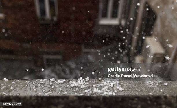 hail smashing on window sill - tormenta de granizo fotografías e imágenes de stock