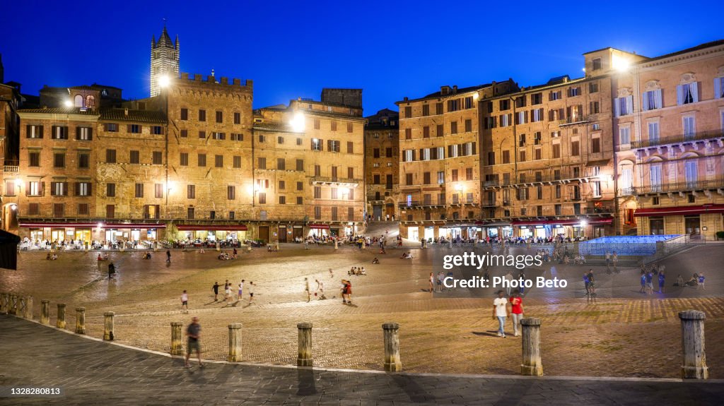 Ein atemberaubender Abendblick auf die Piazza del Campo im historischen Herzen des mittelalterlichen Siena