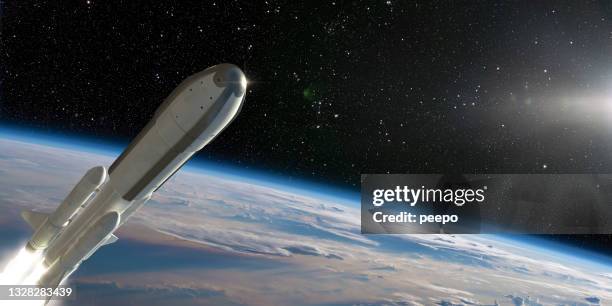 weltraumrakete auf dem weg von der erdatmosphäre in den weltraum - raketentriebwerk stock-fotos und bilder