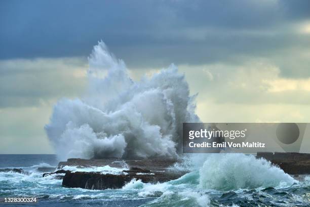 waves breaking against a coastal rocl shelf, luphathana, eastern cape, south africa - wild coast stock-fotos und bilder