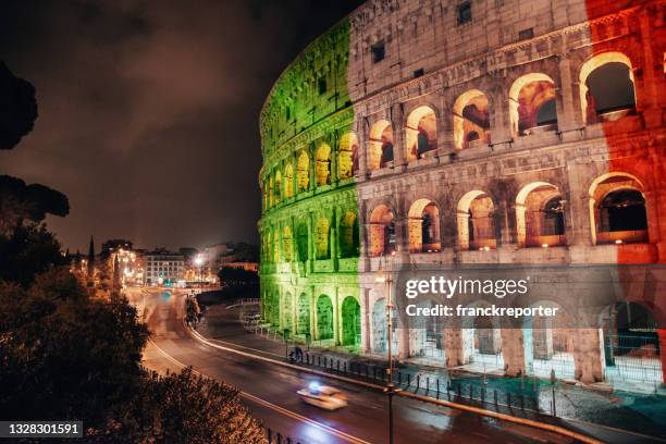 colosseo a roma con bandiera italiana - bandiera italia foto e immagini stock