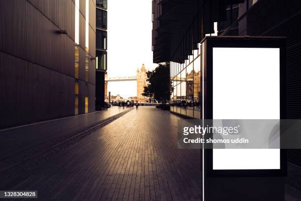 blank digital billboard on street in london - panel de luz fotografías e imágenes de stock
