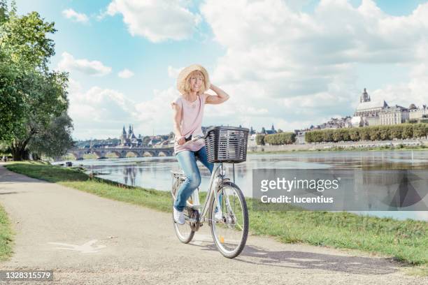 成熟した女性サイクリングロワール渓谷, フランス - ロワール渓谷 ストックフォトと画像